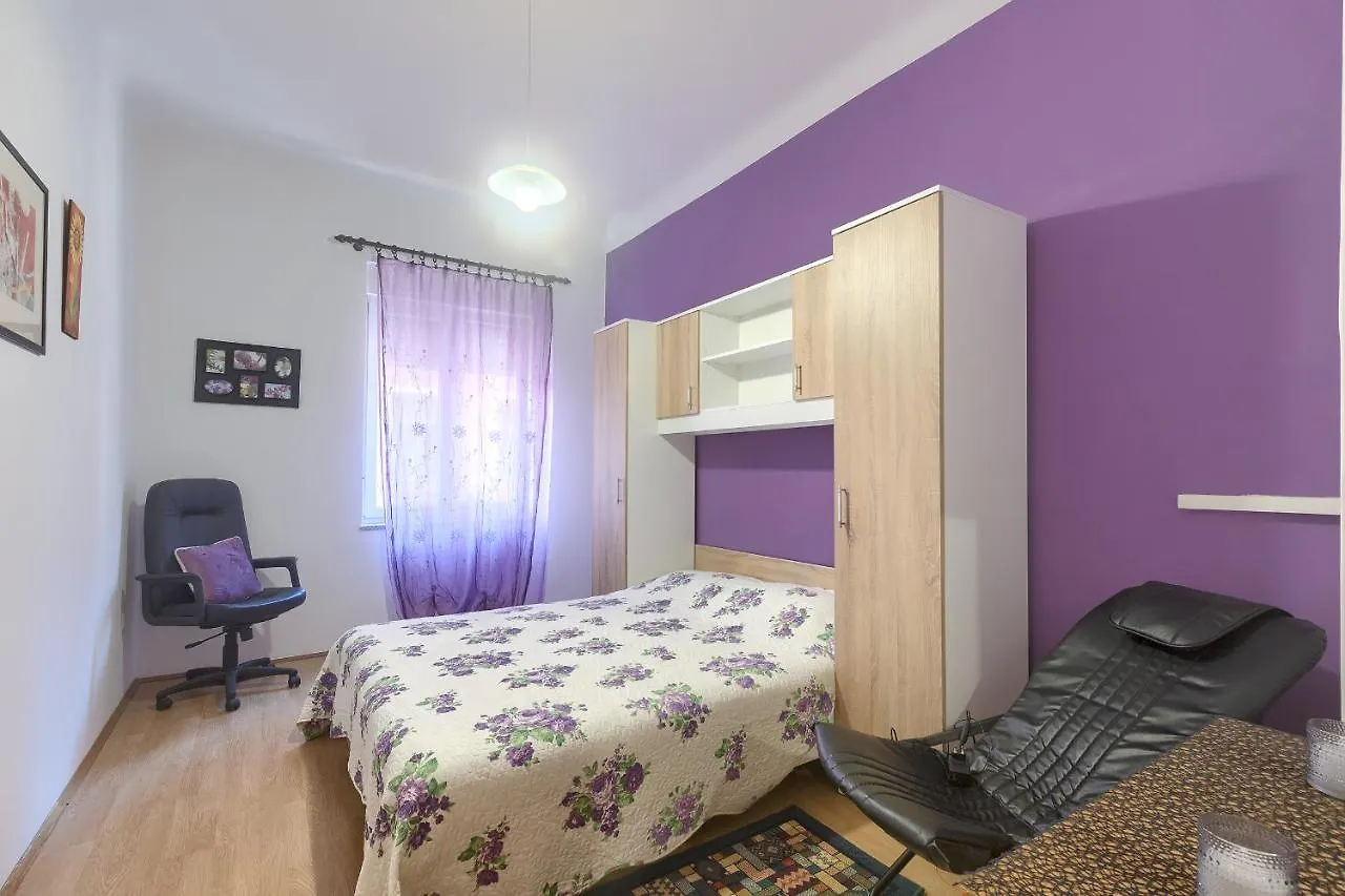 Aida Pula Apartment 0*,  Croatia